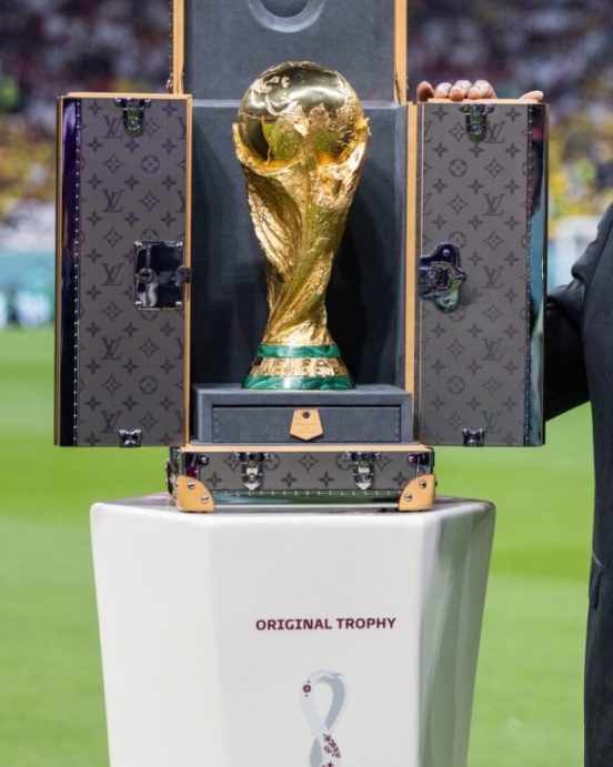 Trofeo dorato della coppa del mondo FIFA all'interno di un bauletto di protezione Louis Vuitton